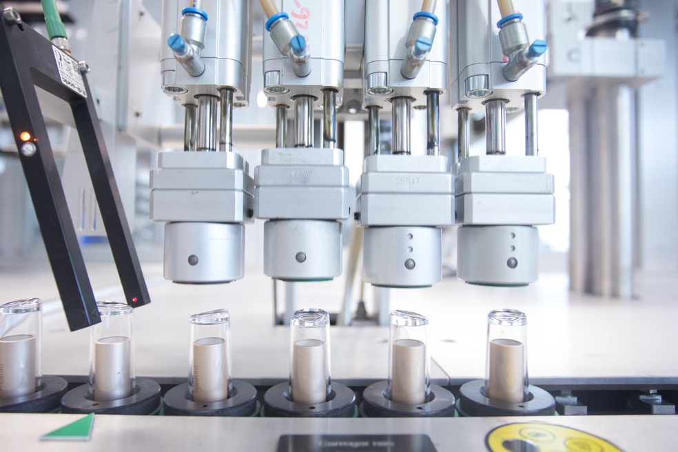 Máquina tampa os batons (Foto: Celso Tavares/G1)