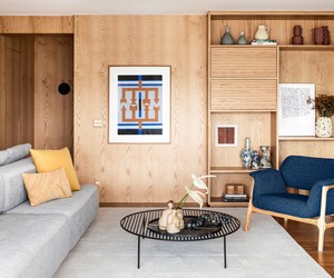 Tons claros e madeira criam ambientes aconchegantes em apartamento