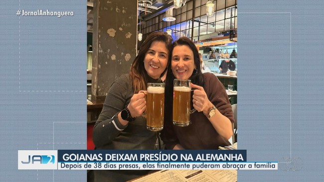 Brasileiras tomam cerveja para comemorar inocência após deixar prisão na Alemanha