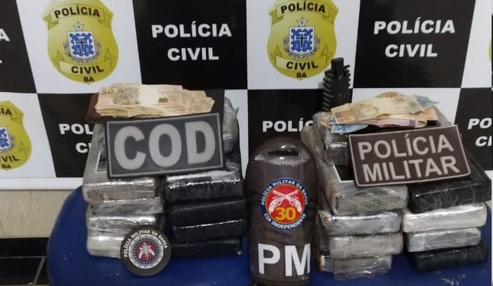 Homem é preso na Bahia ao ser flagrado com 18 tabletes de cocaína em fundo falso de carro  — Foto: Divulgação/SSP-BA