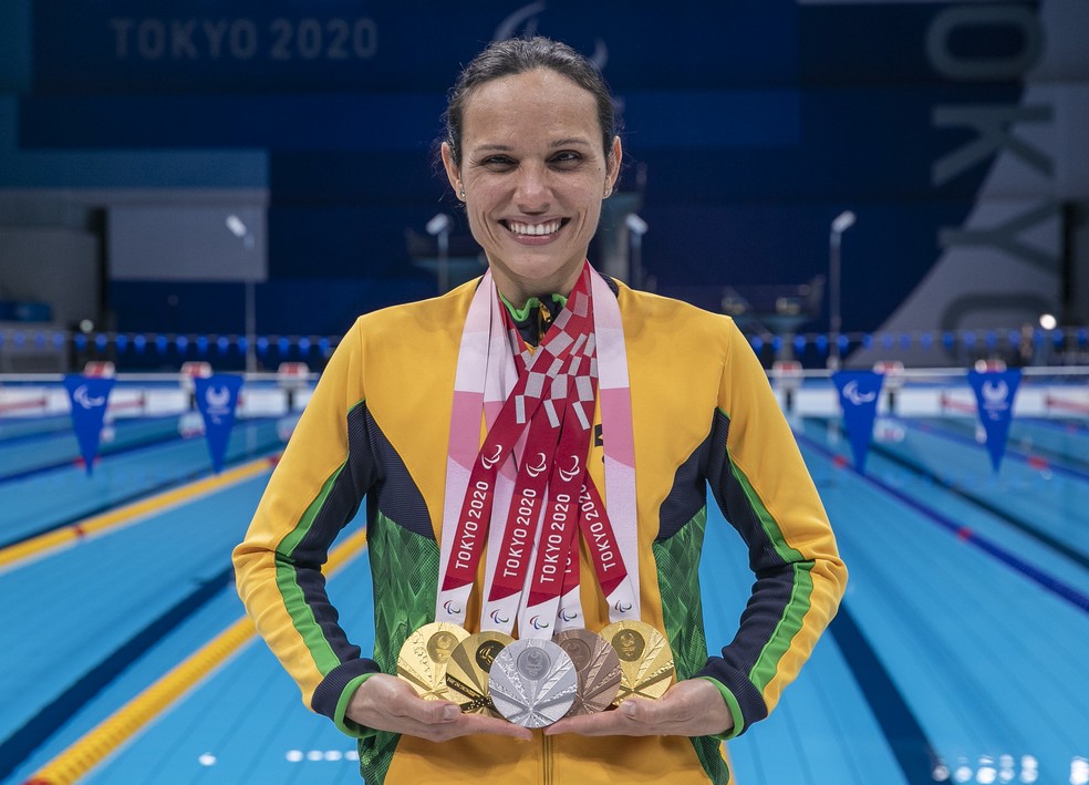 Carol Santiago exibe as cinco medalhas conquistadas em Tóquio: três ouros, uma prata e um bronze — Foto: Ale Cabral / CPB
