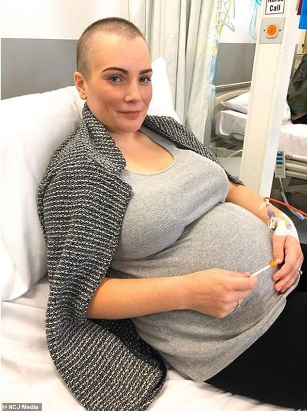 Roberta Burton estava grávida do terceiro filho quando descobriu um linfoma  (Foto: Reprodução/Daily Mail)