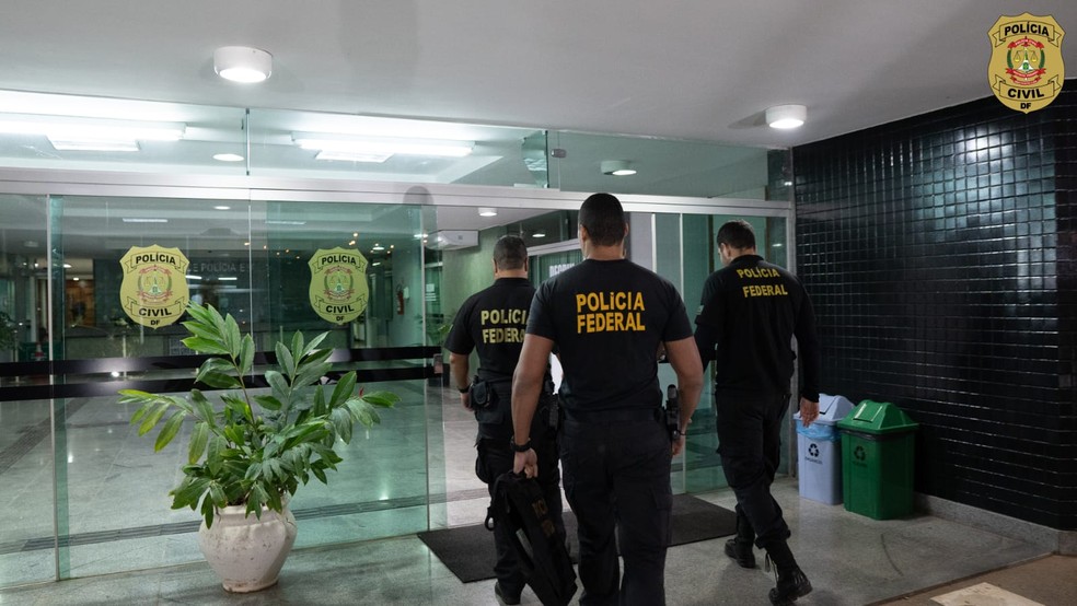 Agentes da PF durante operação 'Não Seja um Laranja', em Brasília — Foto: Polícia Civil do DF/Divulgação