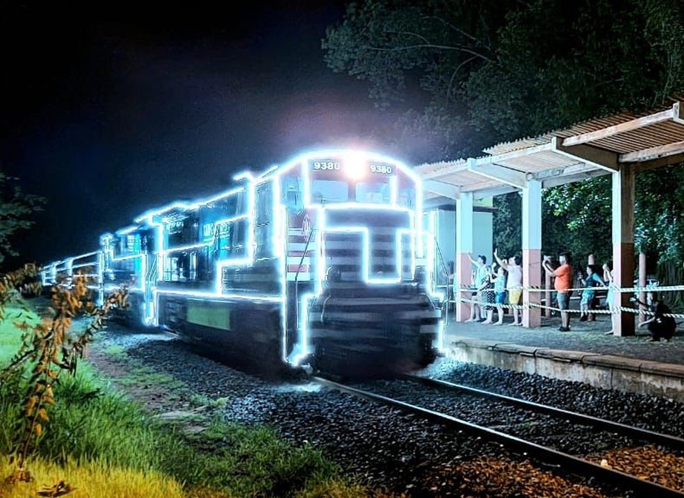 Trem enfeitado com luzes de Natal chama a atenção de moradores do noroeste paulista — Foto: Arquivo pessoal