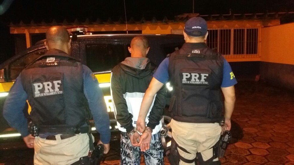 Homem foi preso durante fiscalização na BR-116 (Foto: Polícia Rodoviária Federal/ Divulgação)