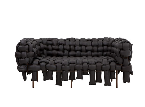 O sofá Underconstruction, idealizado por Pedro Franco para a A Lot Of Brasil em 2010, agora volta à Itália nas versões couro de Pirarucu (peixe amazônico) e couro natural (Foto: Divulgação)