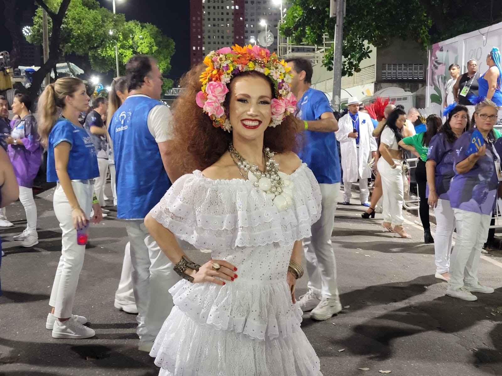 Atriz sósia de Clara Nunes interpreta cantora no desfile do centenário da Portela