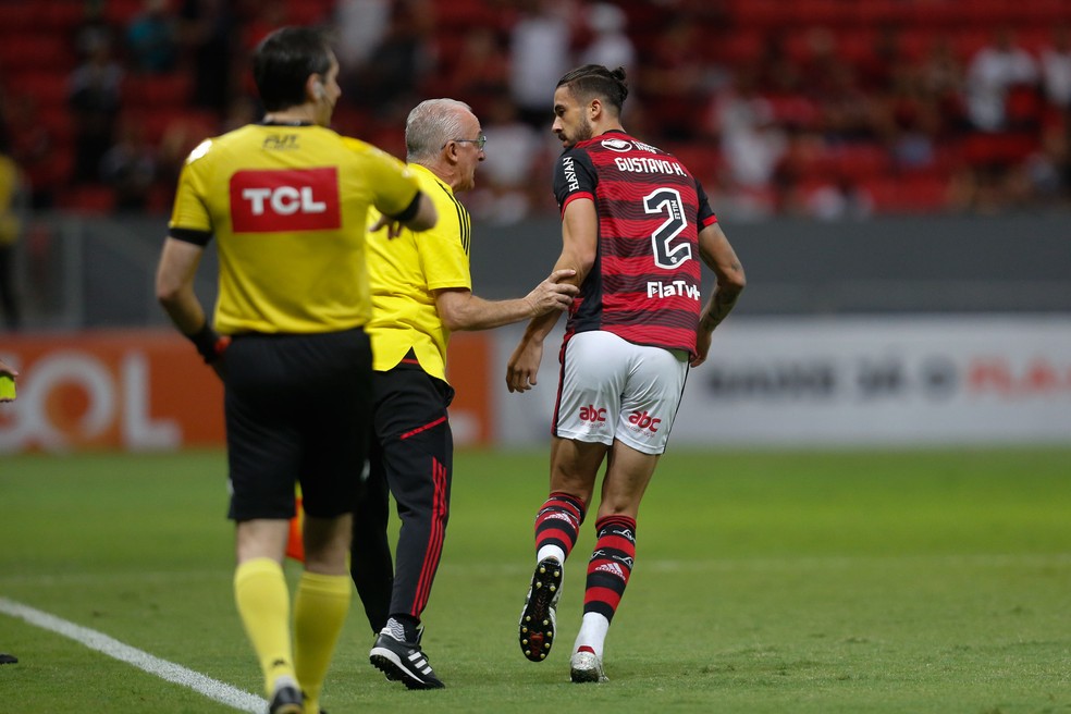 Flamengo 2 x 0 Coritiba: Dorival conversa com Gustavo Henrique, autor do primeiro gol do Rubro-Negro em Brasília — Foto: Gilvan de Souza/Flamengo