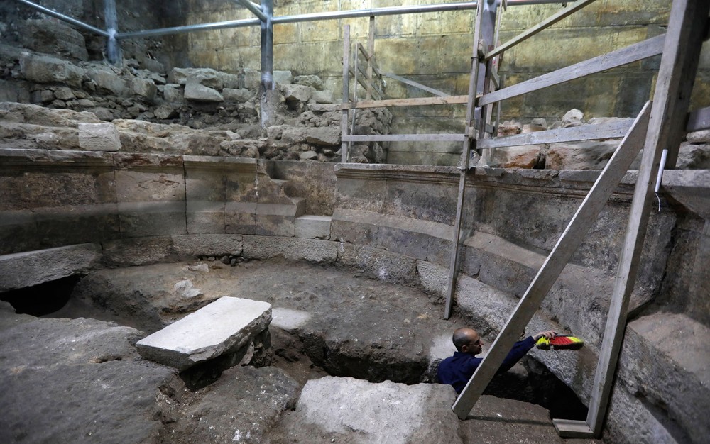 O arqueólogo Joe Uziel trabalha em trecho recém-descoberto do Muro das Lamentações, na Cidade Velha de Jerusalém, na segunda-feira (16) (Foto: Menahem Kahana/AFP)