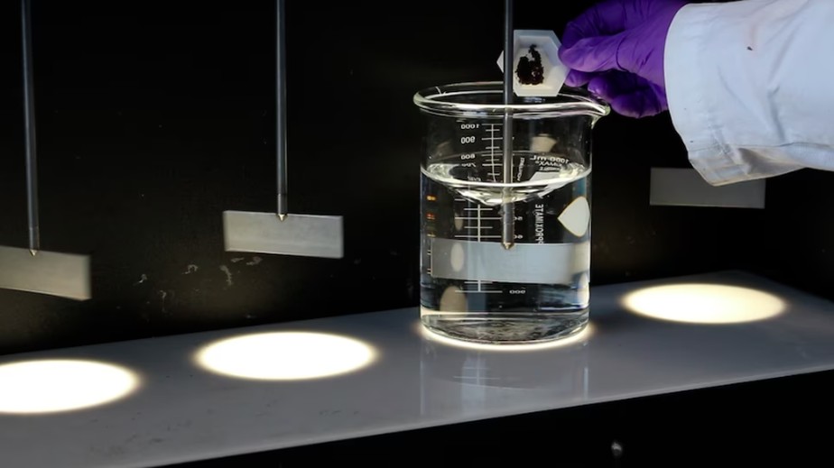 Pesquisadores da Universidade de British Columbia estão trabalhando em um material experimental para remover “produtos químicos eternos” tóxicos da água.