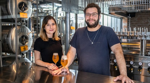 Júlia Fraga e Fábio Comolotti: casal empreende com cervejas há 6 anos (Foto: Divulgação)