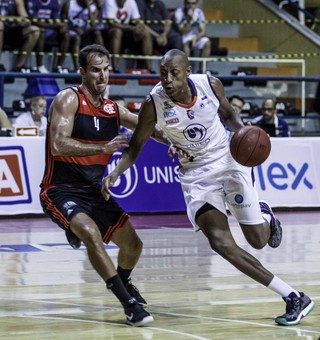 Estamos ganhando conjunto, diz Marcelinho após vitória do Flamengo