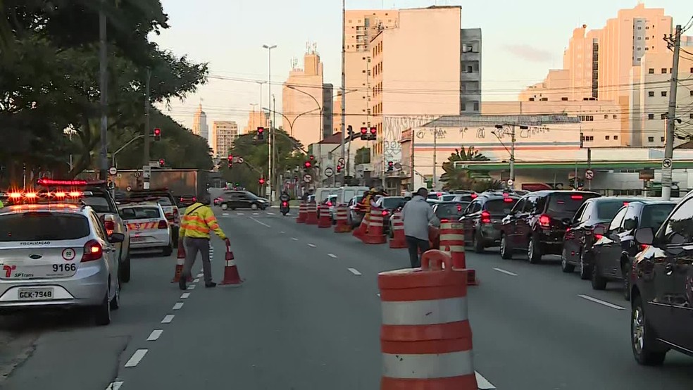 Bloqueio montado no cruzamento entre a Av. Santos Dumont e a Av. do Estado, na Zona Norte de SP — Foto: Reprodução/TV Globo