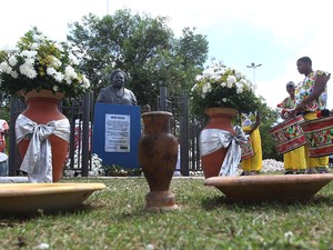 Busto de Mãe Gilda é reinaugurado após ser alvo de vandalismo em Salvador (Foto: Elói Corrêa/GOVBA)