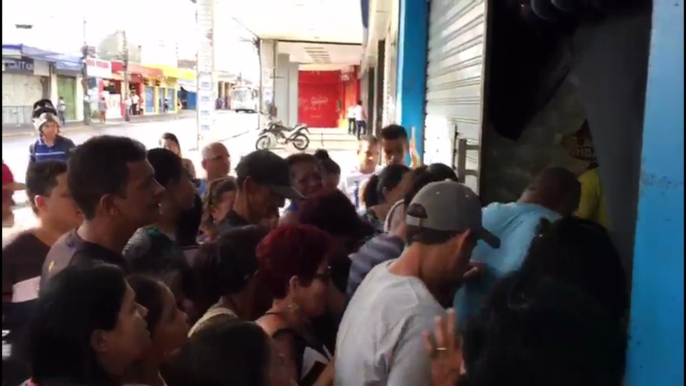 Em Casa Amarela, na Zona Norte do Recife, houve correria na abertura de uma loja de eletrodomésticos (Foto: Reprodução/TV Globo)