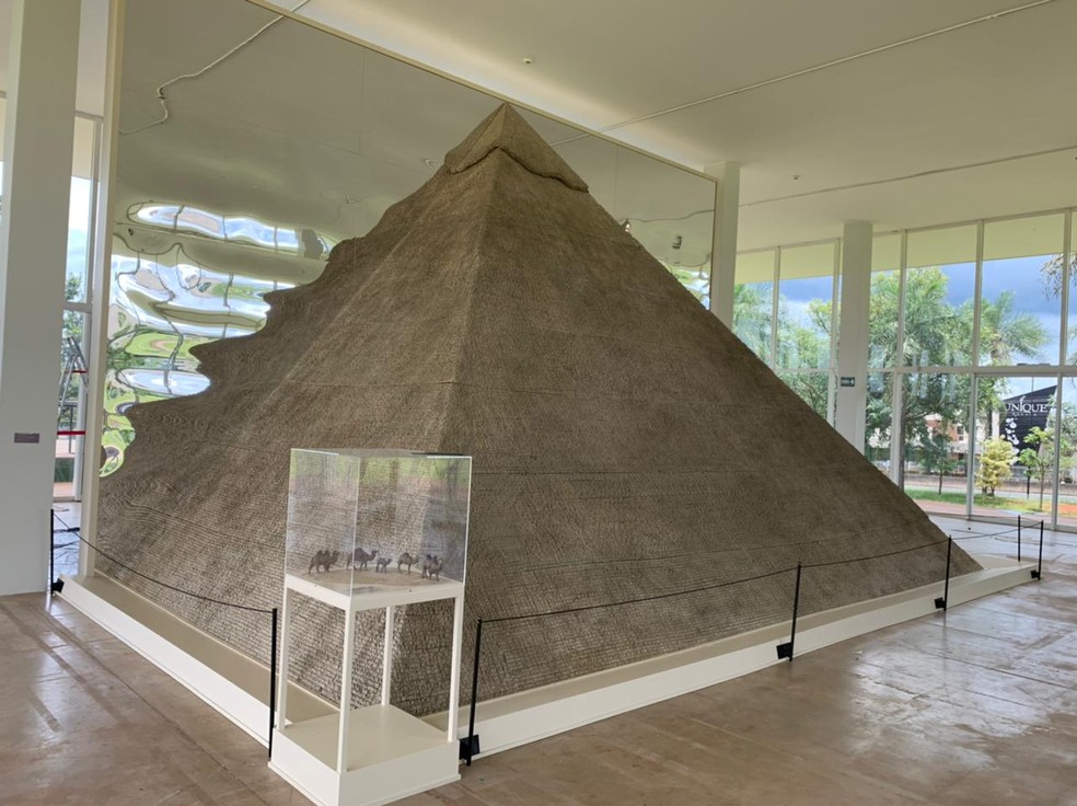 Reprodução de pirâmide na exposição Egito Antigo: do cotidiano à eternidade, no CCBB de Brasília — Foto: G1 DF