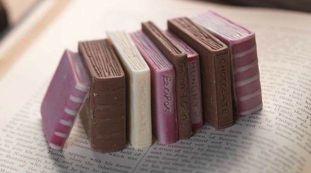 Chocolates em formato de pequenos livros da Choc On Choc (Foto: Divulgação)