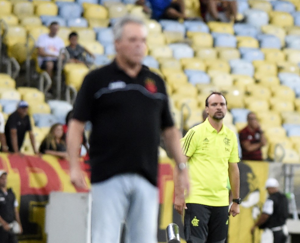 Com Abel em primeiro plano, Mauricio Souza, técnico do sub-20 do Flamengo, dirigiu o time rubro-negro no início do Carioca. O técnico vascaíno escalou reservas nos clássicos — Foto: Andre Durão