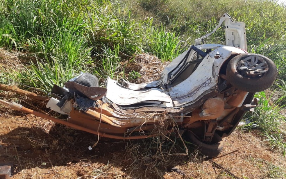 Homem Morre Apos Carro Partir Ao Meio Em Colisao Contra Arvore Em Itumbiara Transito Go G1