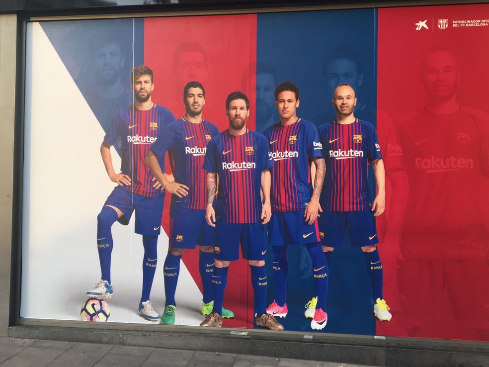 Cartaz antes de ser substituído no Camp Nou (Foto: Ivan Raupp)
