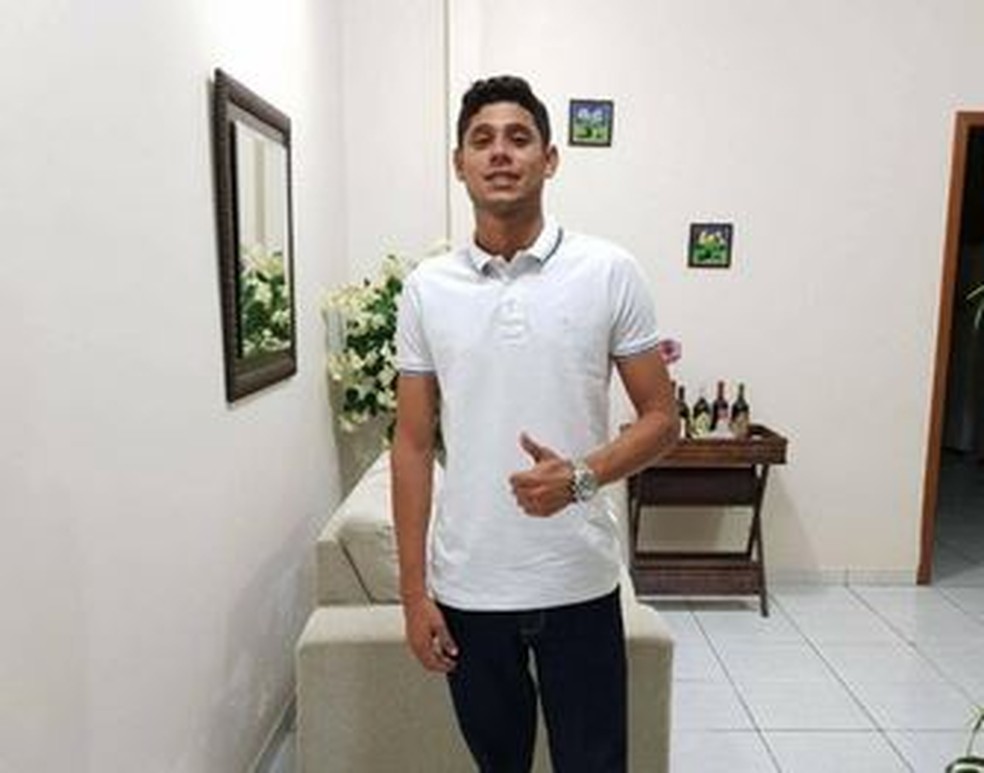 Jorgeney Nunes de Araújo, de 29 anos, foi morto ao ser atingido por disparos de arma de fogo, em uma quadra de esportes onde ocorria uma partida de futebol — Foto: Reprodução/Facebook