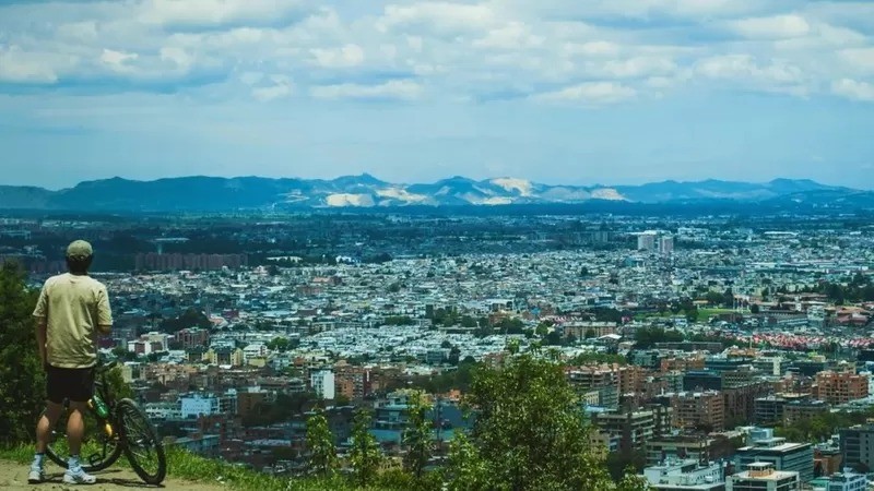 Bogotá foi uma das primeiras cidades a oferecer ciclovias temporárias durante a pandemia. (Foto: PABLO ARTURO ROJAS/GETTY IMAGES via BBC)