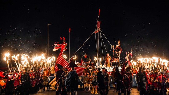 Pela primeira vez na história, mulheres participam de tradicional festa viking escocesa