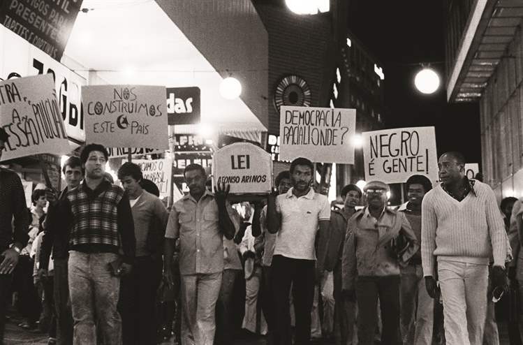 Manifestação do Movimento Negro Unificado contra a Lei Afonso Arino e Caminhada por Zumbi nas ruas do centro de São Paulo, em 1980 (Foto:  Jesus Carlos / Divulgação)