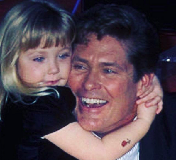 A modelo Hayley Hasselhoff, filha do ator David Hasselhoff, com o pai em uma foto antiga (Foto: Instagram)