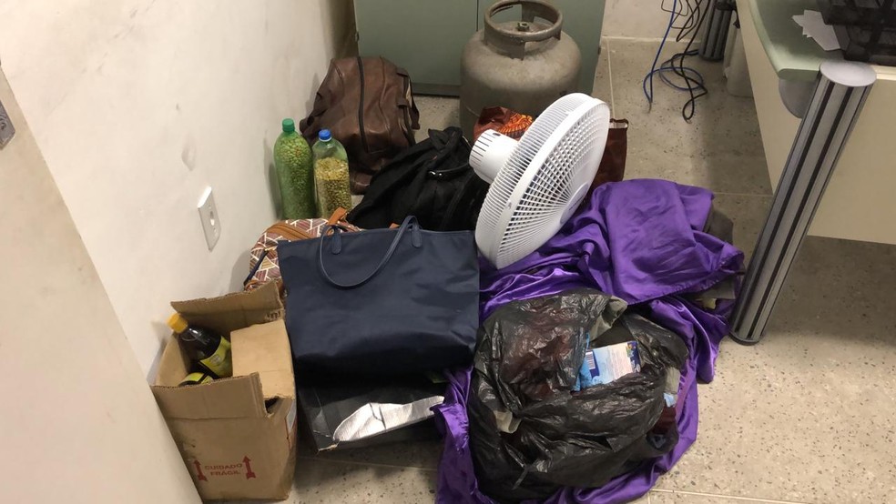 Suspeitos tentaram levar ventilador, bolsas e mantimentos de dentro da residÃªncia da vÃ­tima. â€” Foto: DivulgaÃ§Ã£o