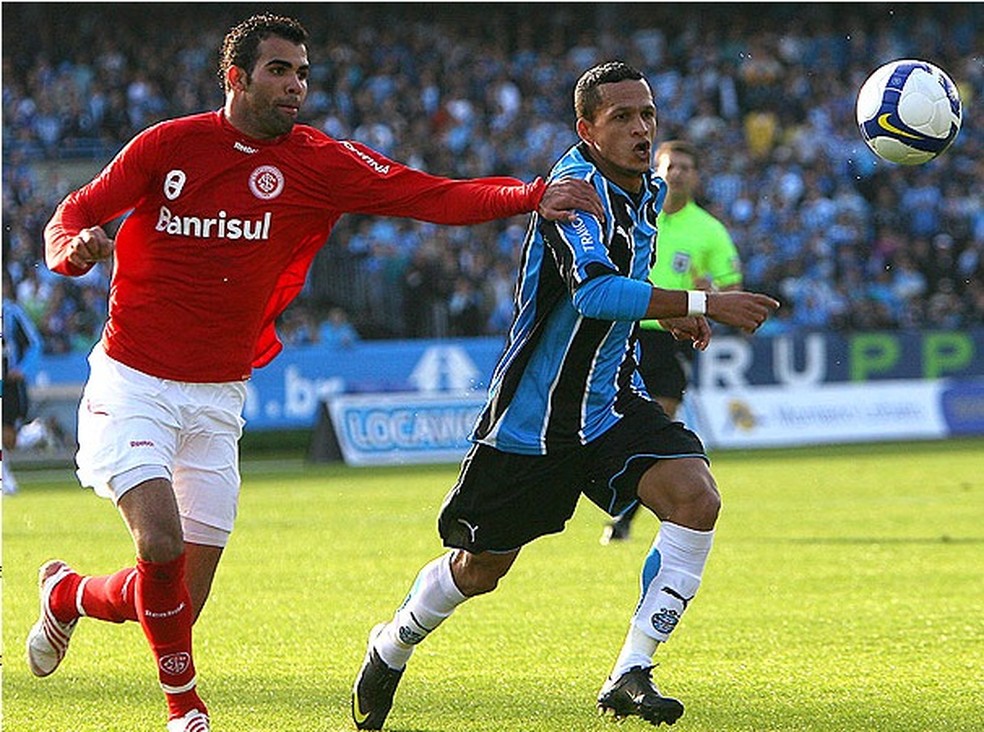 Souza disputa a bola com Sandro no Gre-Nal do Centenário — Foto: Lucas Uebel/VIPCOMM