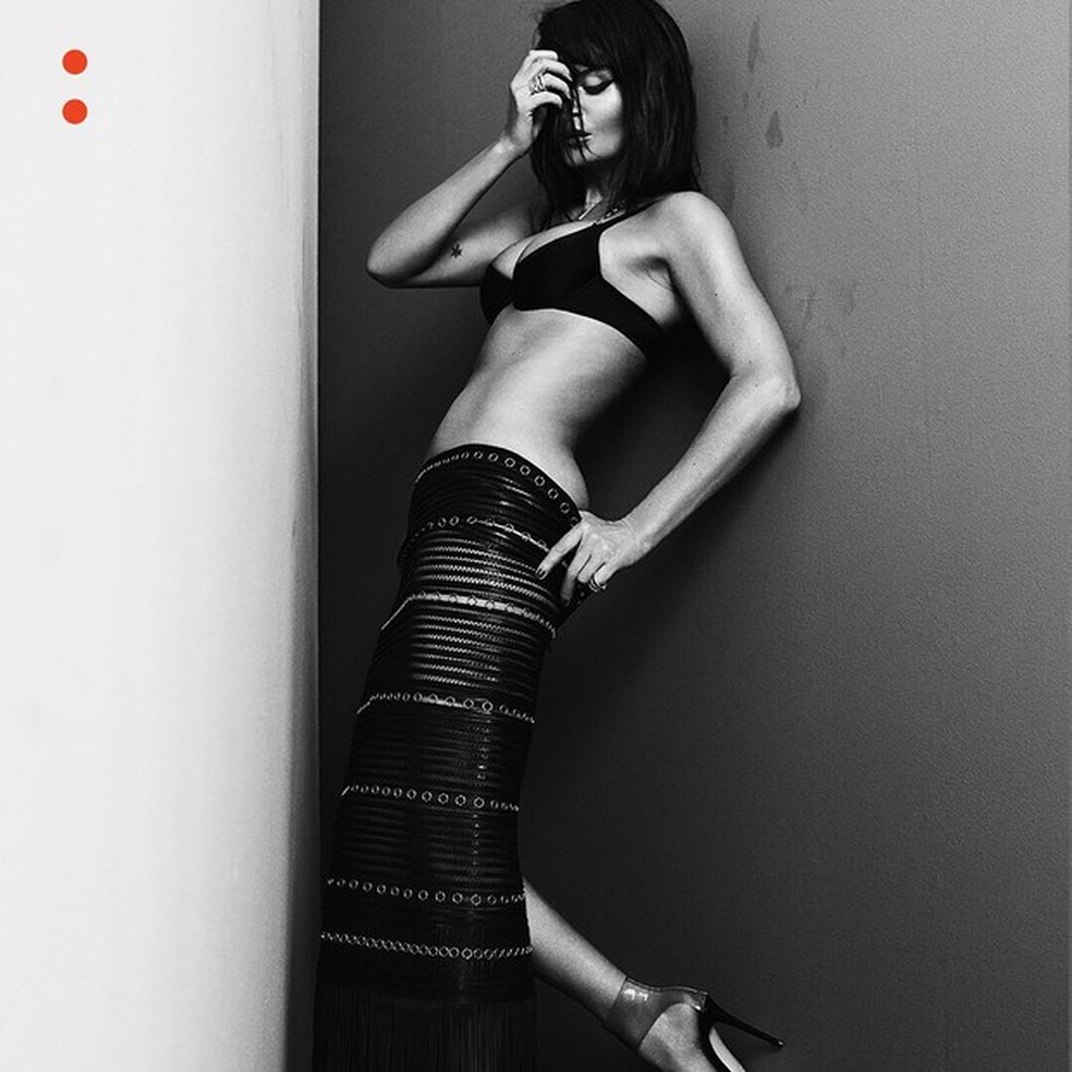 Aos 49 anos, Helena Christensen exibe porção sexy em ensaio
