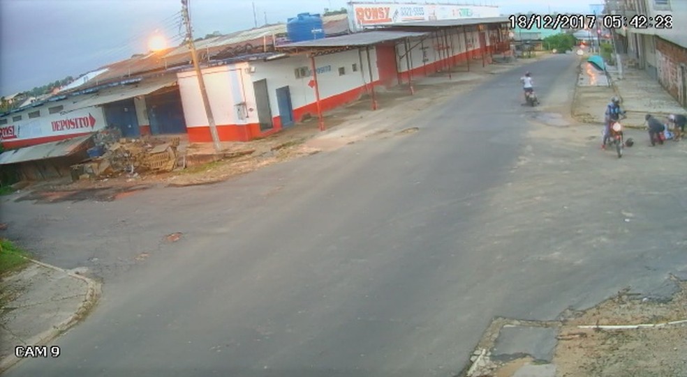 Homem caiu ao tentar fugir de assalto e levaram cerca de R$ 10 mil entre dinheiro e objetos pessoais  (Foto: Reprodução )