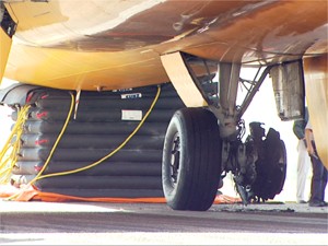 Avião é retirado da única pista de Viracopos (Foto: Reprodução EPTV)