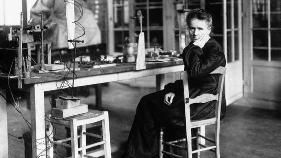 Marie Curie foi a primeira pessoa a receber dois pr&ecirc;mios Nobel em &aacute;reas distintas, f&iacute;sica e qu&iacute;mica, em 1903 e 1911, respectivamente &mdash; Foto: Getty Images via BBC