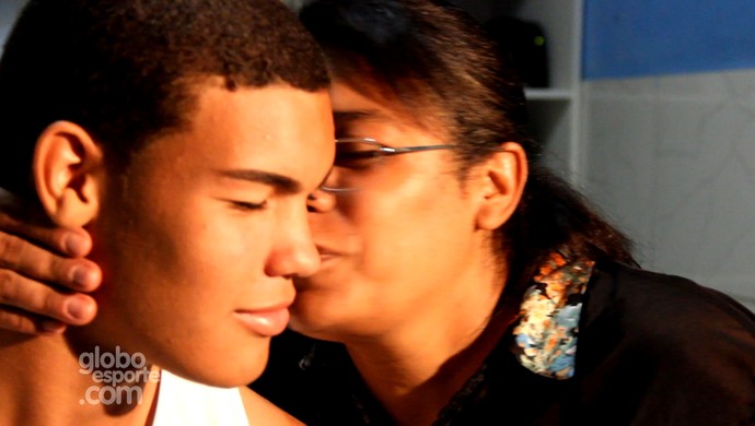 Gabriel Eremith, goleiro do Rio Branco-AC, e a mãe, Nívea Eremith (Foto: Reprodução/GloboEsporte.com)