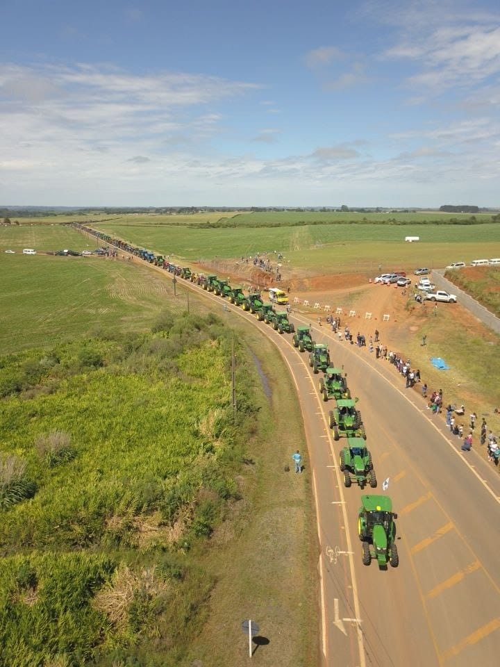 Tratores formam fila na tentativa de bater recorde  (Foto: Fotos Almir Júnior/ Divulgação Cooperativa Agraria )