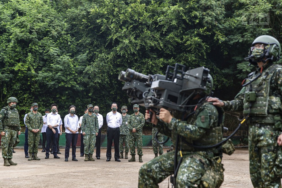De capacete e uniforme militar, a presidente de Taiwan, Tsai Ing-wen, observa soldado fazer disparos de treinamento durante visita a uma base militar em Penghu, na ilha, em 30 de agosto de 2022. — Foto: Ministério da Defesa de Taiwan via Reuters