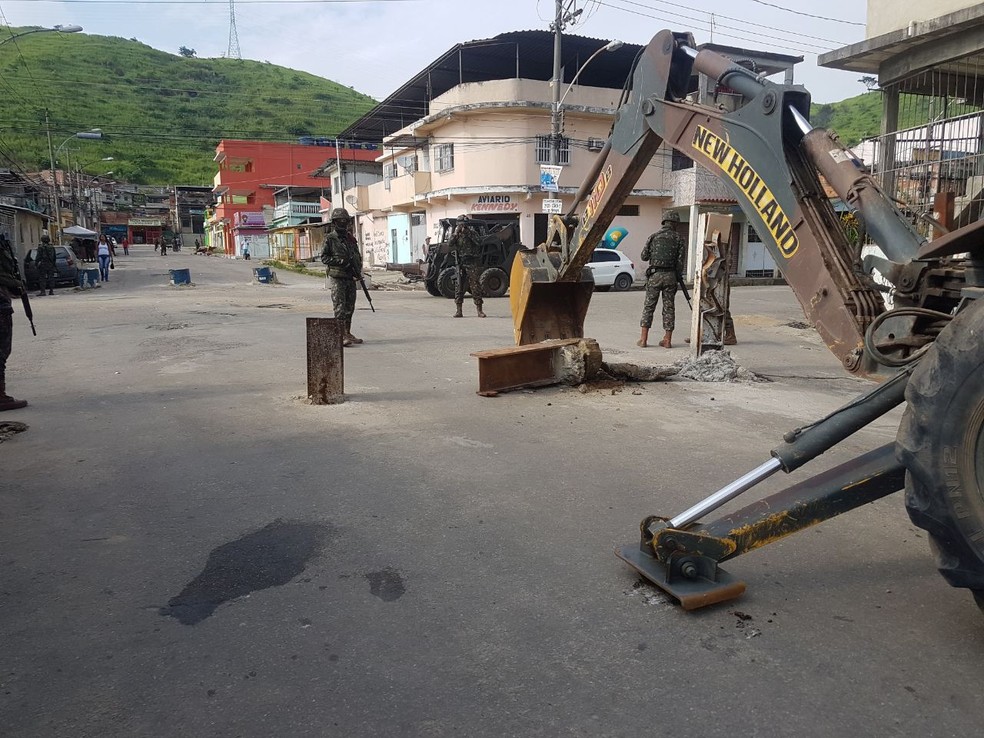 Forças Armadas retiram barricadas na Vila Kennedy (Foto: Divulgação/Comando Militar do Leste)