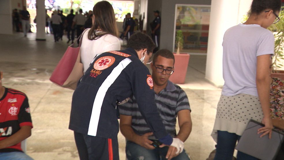 Equipes do Samu realizaram atendimento a estudantes ainda na Central de Aulas da UEPB — Foto: Reprodução/TV Paraíba