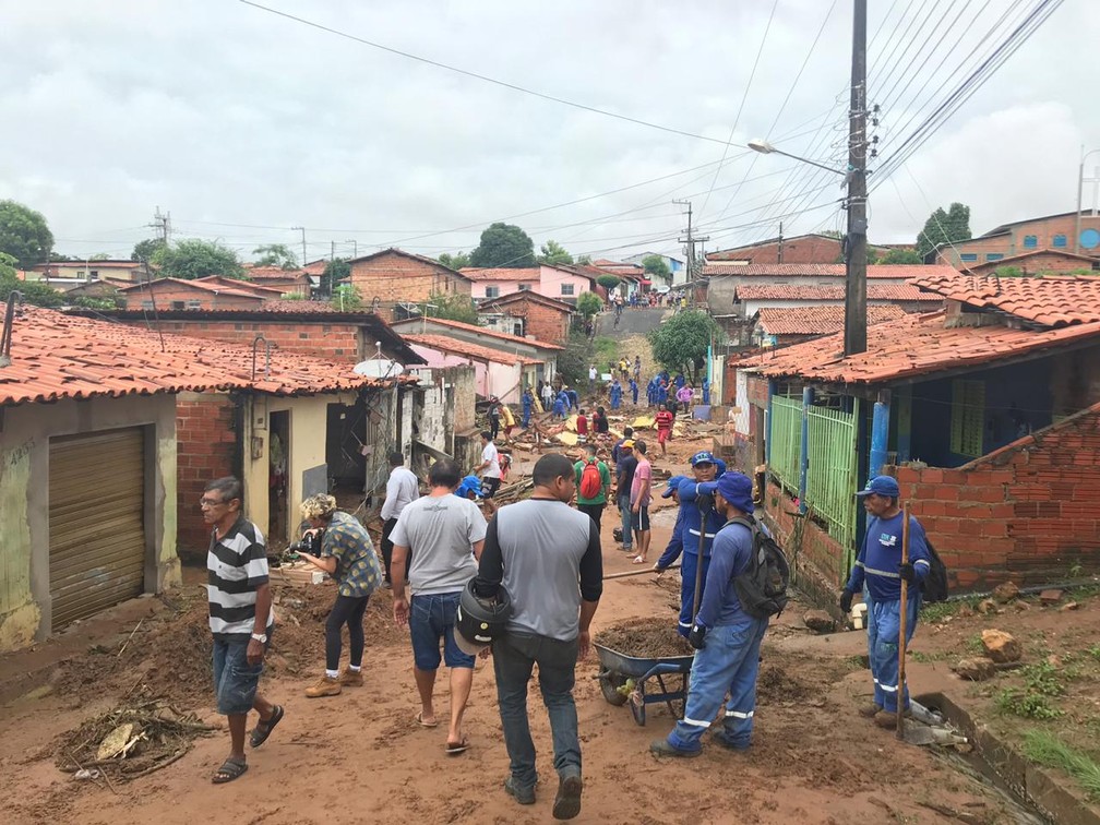 Casas atingidas após lagoa de clube transbordar e romper muro do terreno na Zona Sul de Teresina  — Foto: Lorena Linhares/ G1 PI
