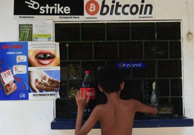 BBC- A lei permite o uso de dólar ou bitcoin aos consumidores, mas empresários serão obrigados a aceitar a criptomoeda se o cliente desejar (Foto: Getty Images via BBC News Brasil)
