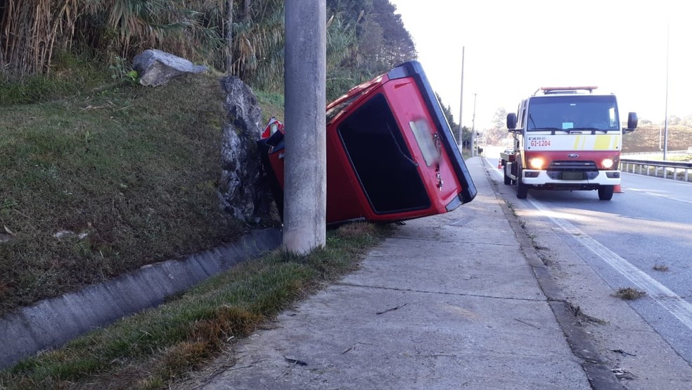 Motorista capota carro e bate em pedra na Rodovia Raposo Tavares em Mairinque (SP) — Foto: São Roque Notícias/Divulgação