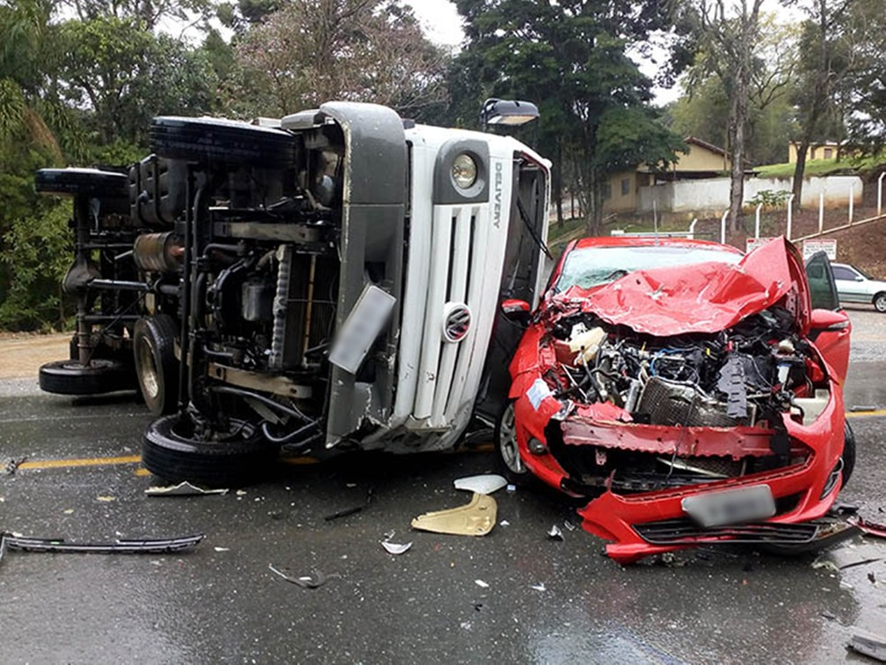 Apesar dos danos materiais, apenas o ajudante do caminhoneiro teve ferimentos leves (Foto: Arquivo Pessoal/Sérgio Santos)