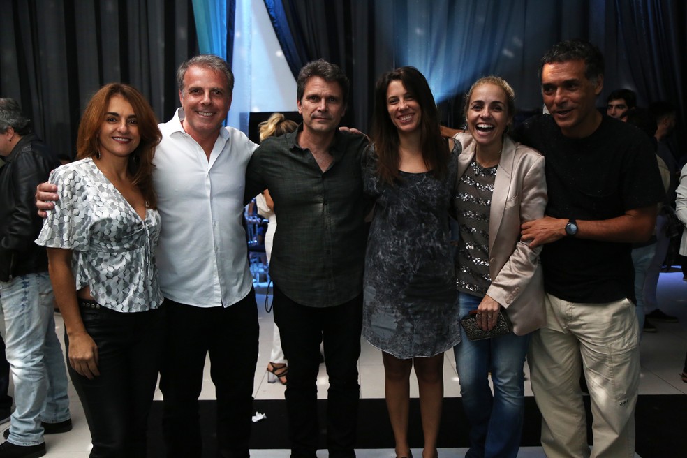 O diretor artístico Luiz Henrique Rios posa com os diretores Dayse Amaral, Marcus Figueiredo, Noa Bressane, Ana Paula Guimarães e Luis Felipe Sá (Foto: Bella Pinheiro/Gshow)