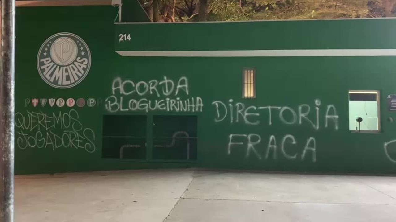 Torcida do Palmeiras picha muro e protesta contra diretoria