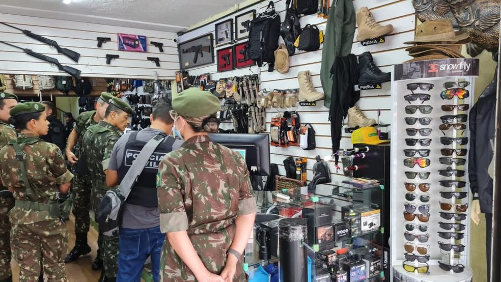 Exército Brasileiro e Polícia Civil na Loja do Pescador, em Taguatinga, no DF — Foto: PCDF/Divulgação