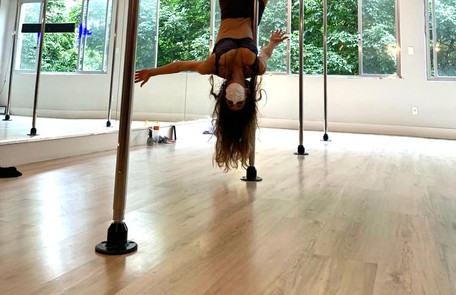 Luciana Paes também terá sequências de pole dance. Ela, que nunca tinha experimentado a dança, diz que está se divertindo muito, mas confessa: 'Estou toda roxa' Arquivo pessoal