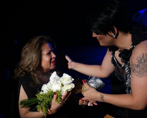 Deena Love recebe o carinho de Ângela Maria em show (Foto: Arquivo pessoal)