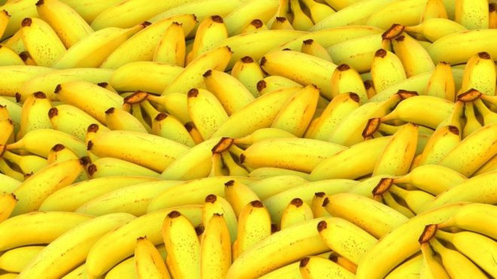 Assim como a Covid-19, doença que acomete bananas está se espalhando para novos países, forçando a indústria a mudar a forma como a fruta mais consumida do mundo é cultivada e até mesmo seu sabor — Foto: Getty Images/BBC